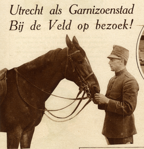 300079 Afbeelding van een militair met paard op het terrein van de Kazerne der Veldartillerie (Leidseweg 22) te ...